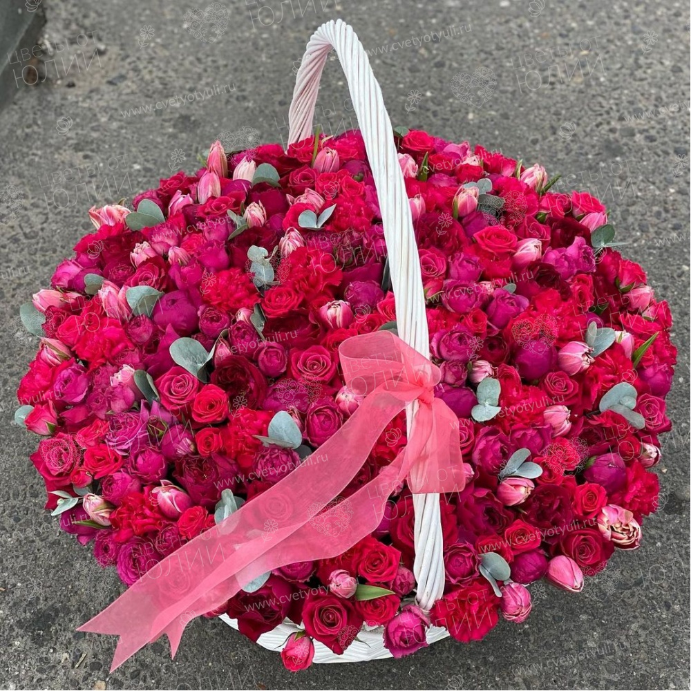Корзина из роз и пионов Афродита