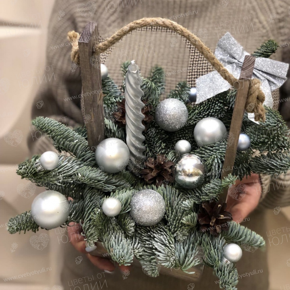 Новогодняя композиция из елок и шишек Серебро
