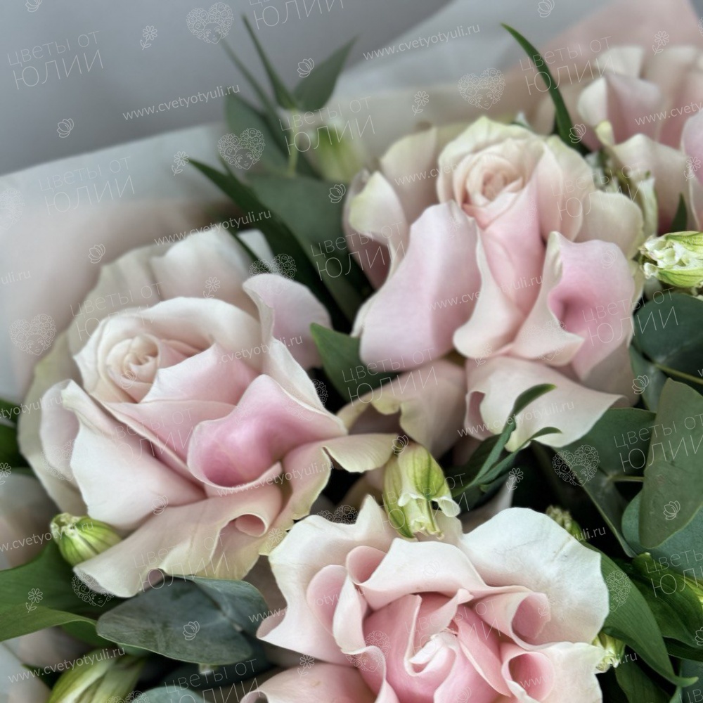 Букет из французской розы и альстромерии