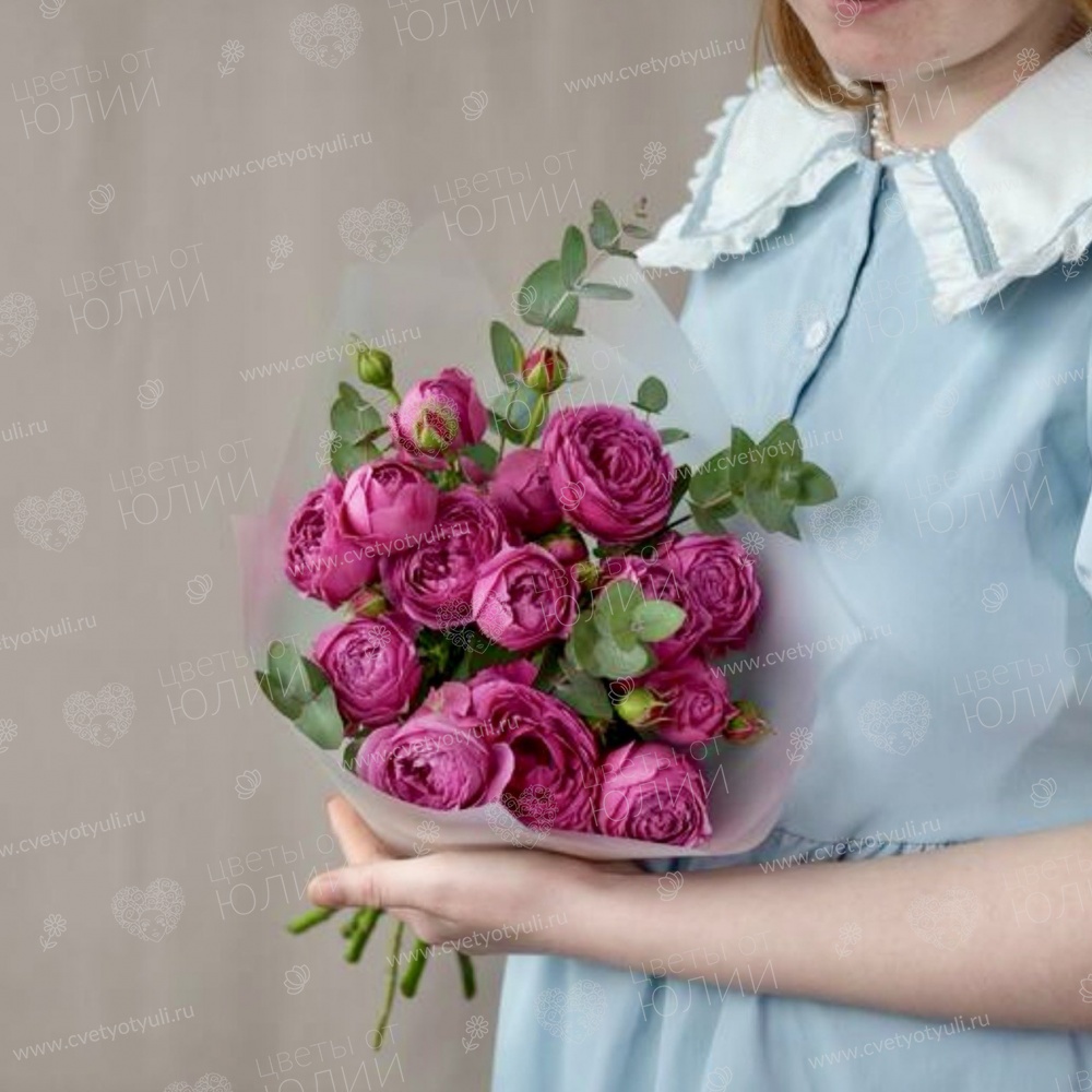 Букет из 5 кустовых роз и эвкалипта