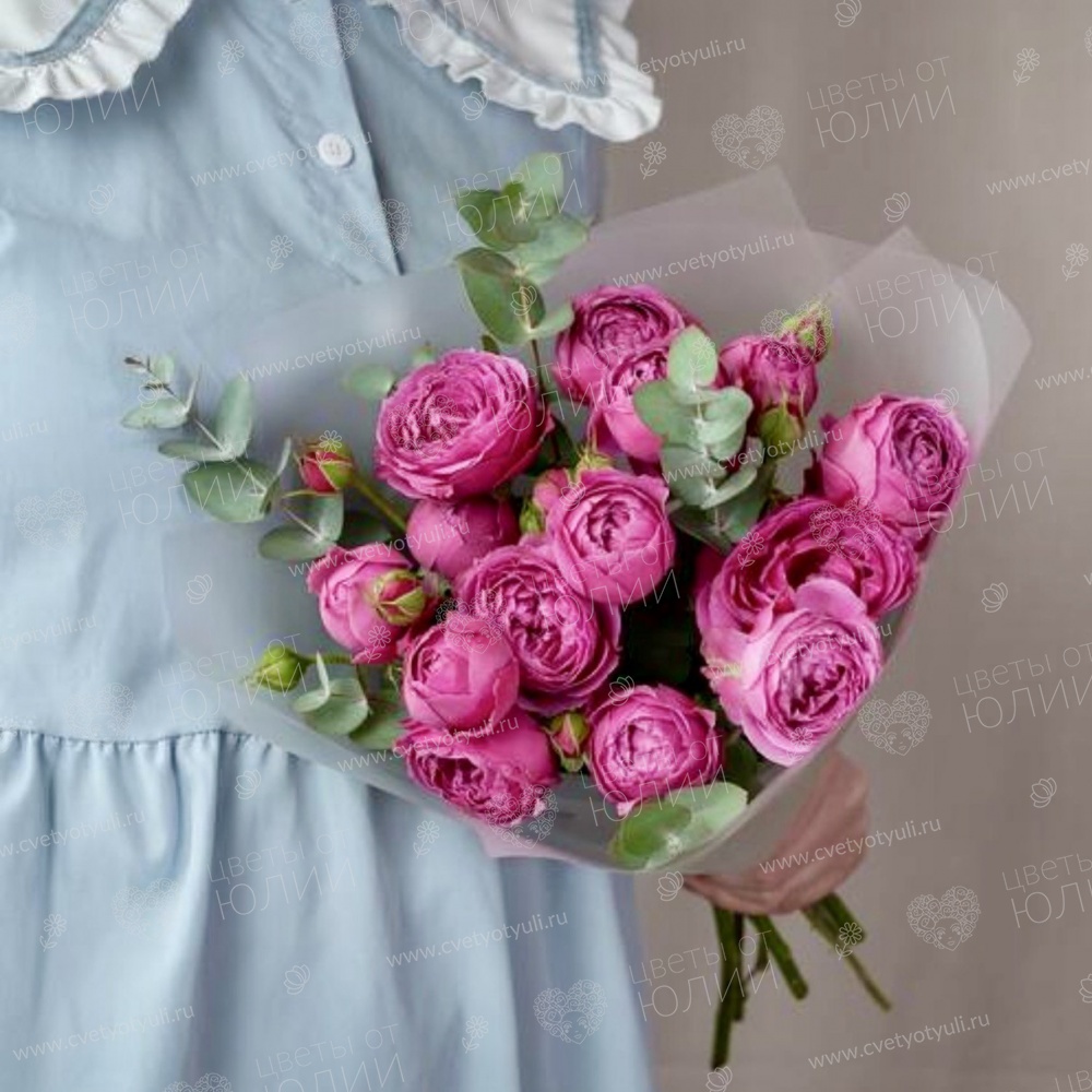 Букет из 5 кустовых роз и эвкалипта