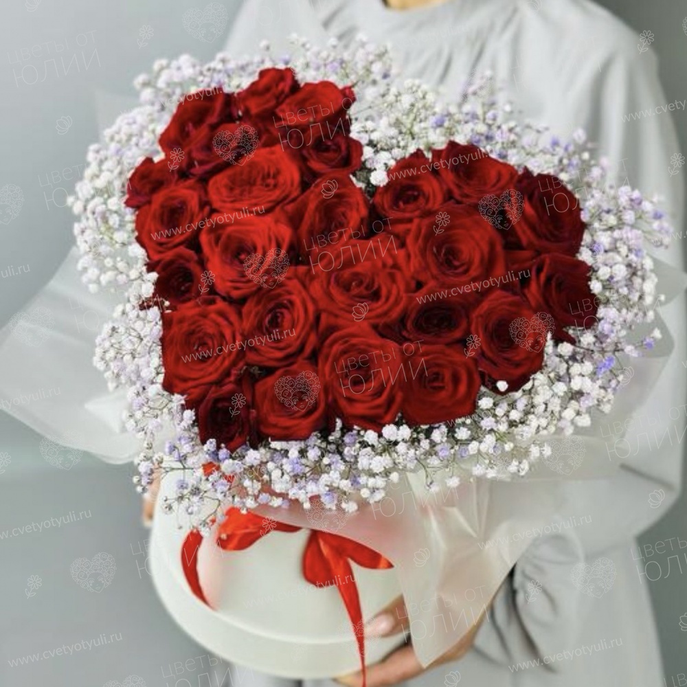 Коробка-сердечко из 25 роз и гипсофилы