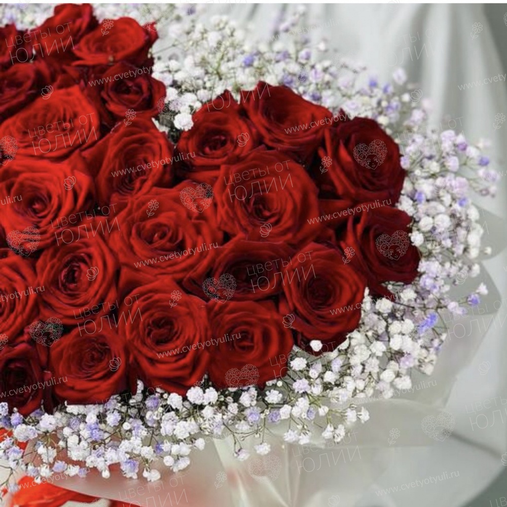 Коробка-сердечко из 25 роз и гипсофилы