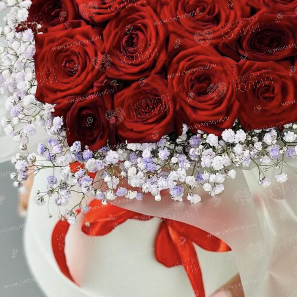 Коробка-сердечко из 25 роз и гипсофилы