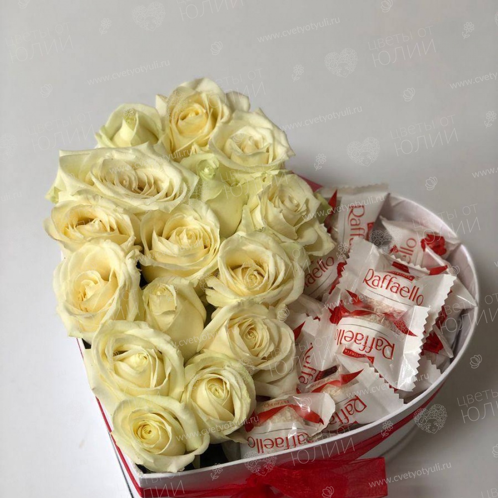 Композиция «Белое облако» с розами и Raffaello