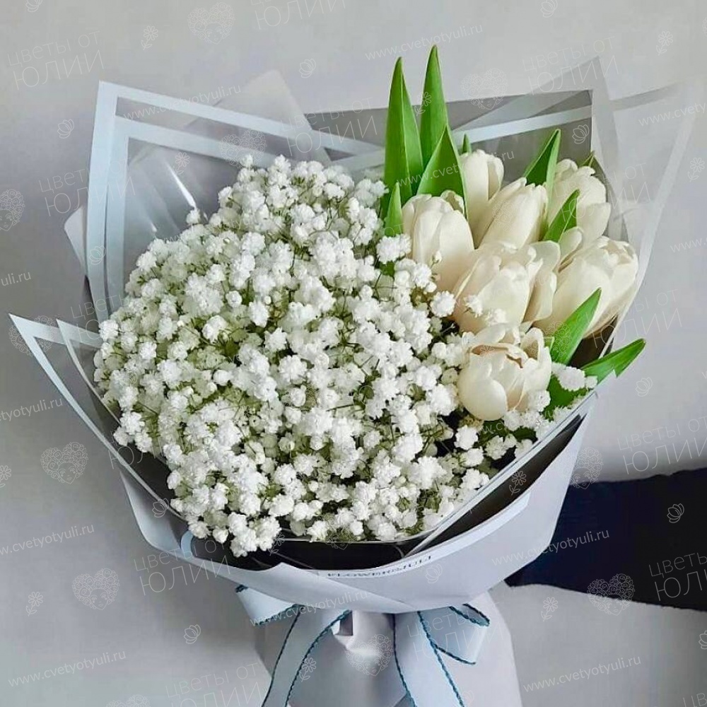 Букет «Снежная дымка» с тюльпанами и белой гипсофилой