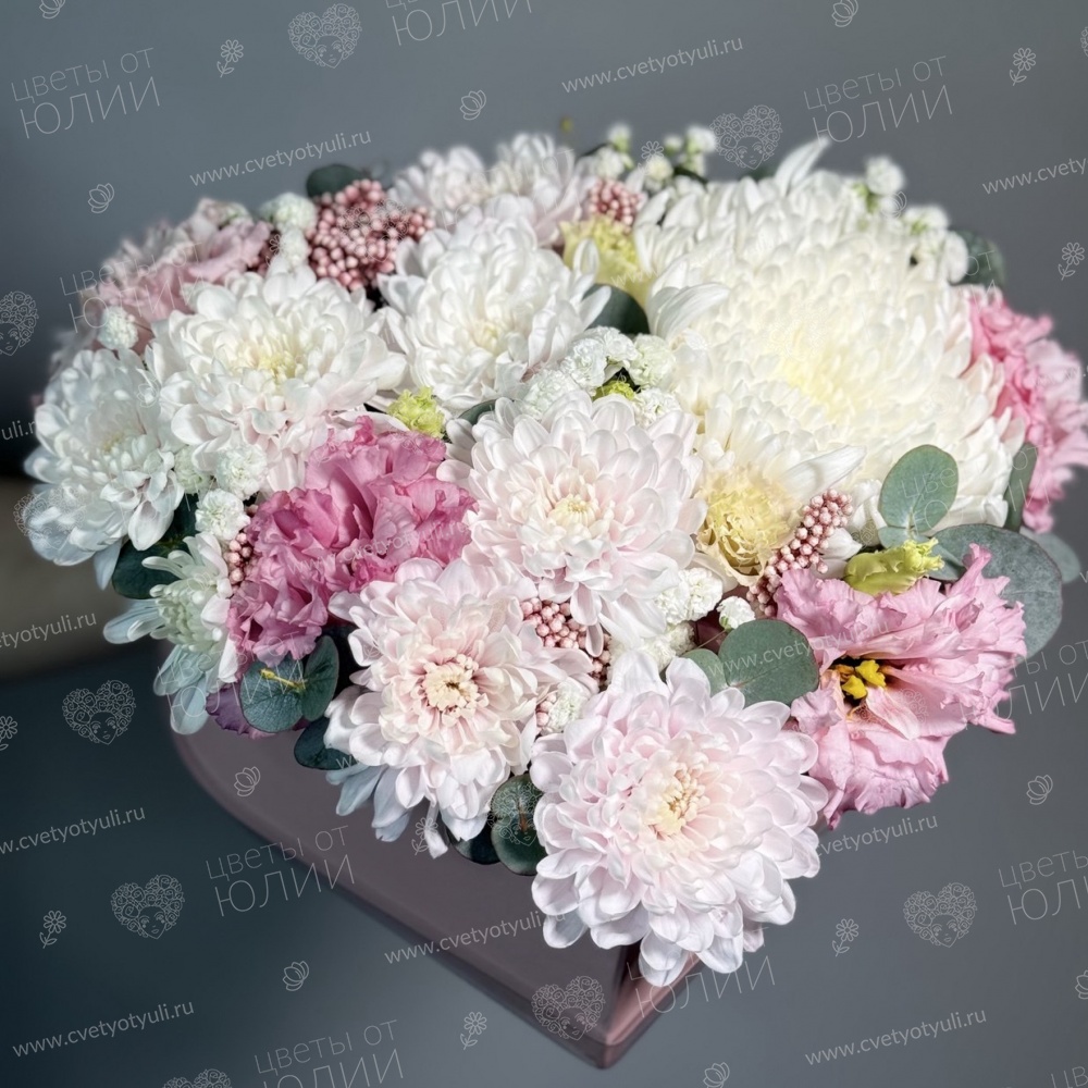 Композиция «Нежность» с хризантемами и эустомой в коробке-сердце