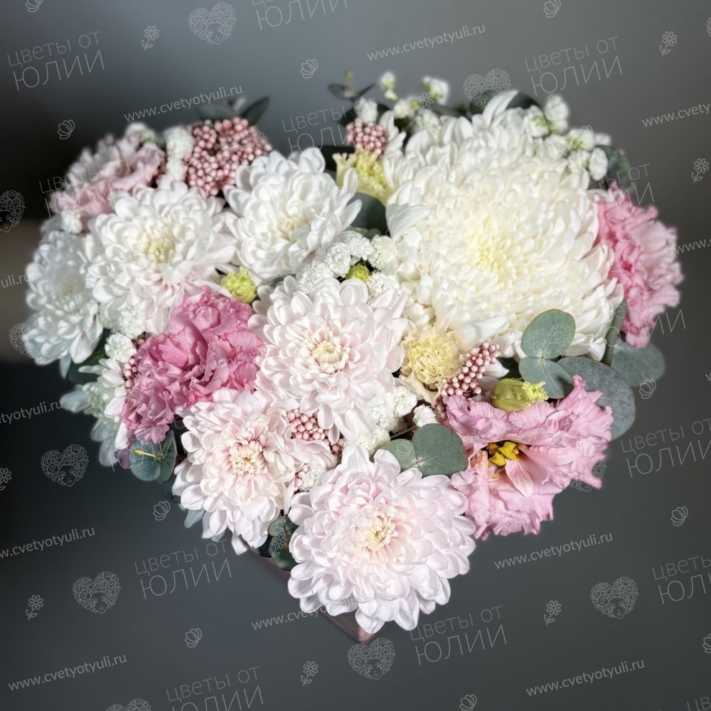 Композиция «Нежность» с хризантемами и эустомой в коробке-сердце