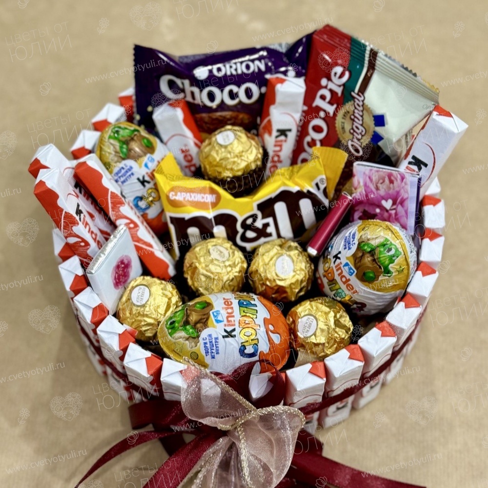 Сладкий подарок "Корзина из киндеров"