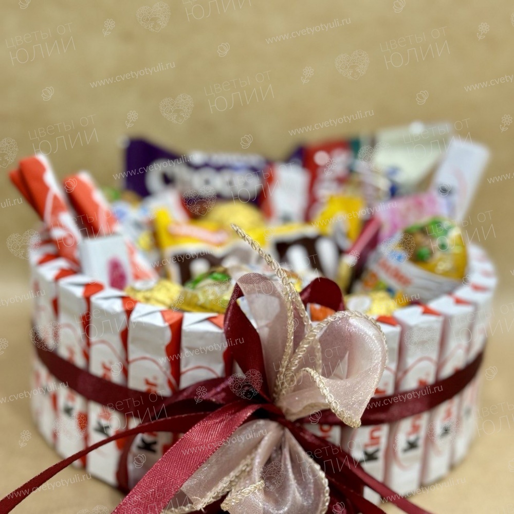 Сладкий подарок "Корзина из киндеров"