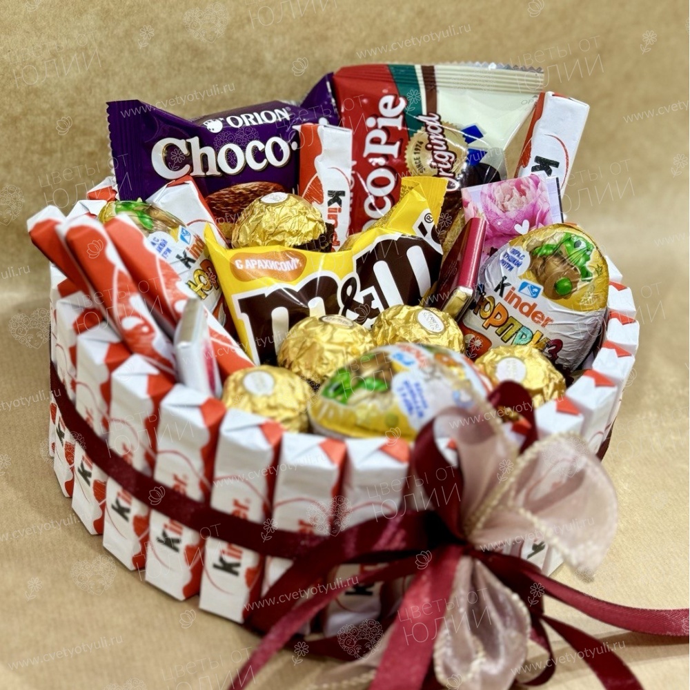 Сладкий подарок "Корзина из киндеров"