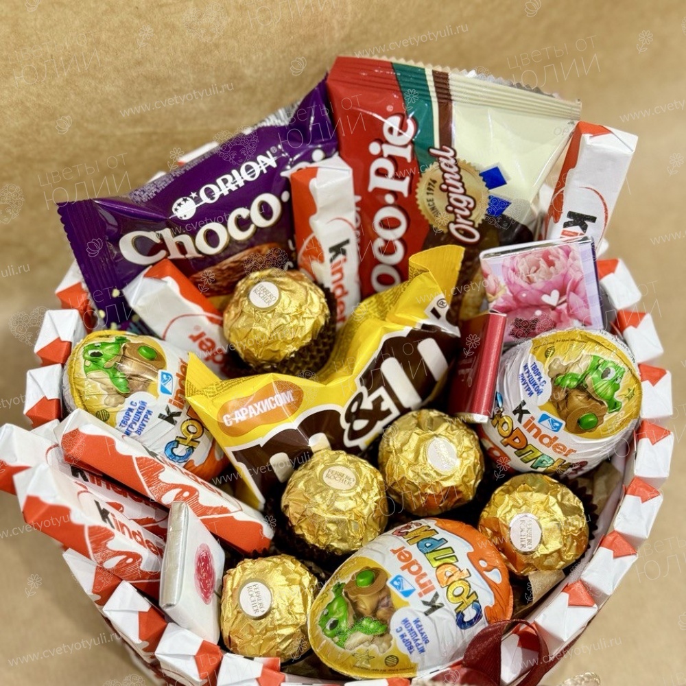 Сладкий подарок "Корзина из киндеров"
