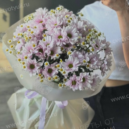 Букет из хризантем и танацетума "Розовая мечта"