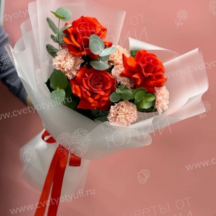 Букет из французских роз и диантусов