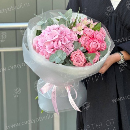 Сборный букет с гортензией и пионовидной розой