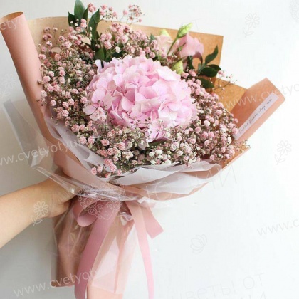 Сборный букет из розовой гортензии и гипсофилы