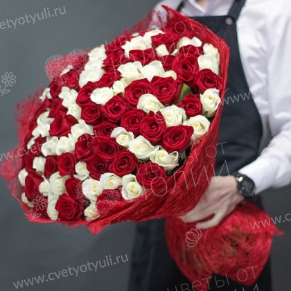 Букет 101 красно-белая роза 70см