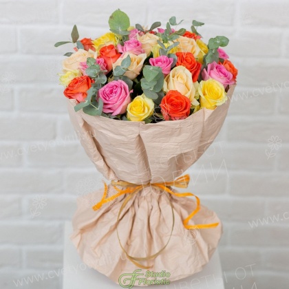 Букет 15 роз микс 40 см с зеленью