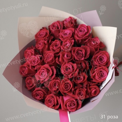 Букет 31 малиновая роза 50 см