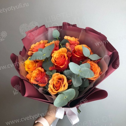 Букет 9 оранжевых роз с эвкалиптом