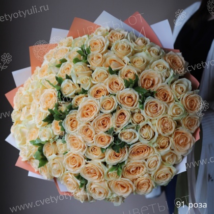 Букет 91 кремовая роза 50 см с зеленью