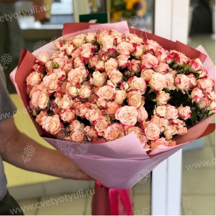 Букет из 101 кустовой розы