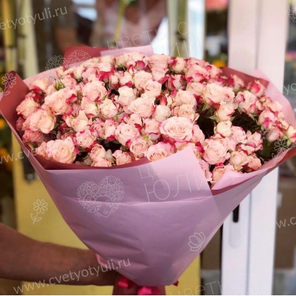Букет из 101 кустовой розы