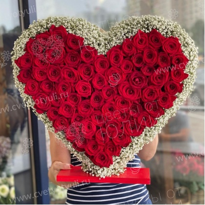 Букет из 101 розы и гипсофил Пушистое сердце