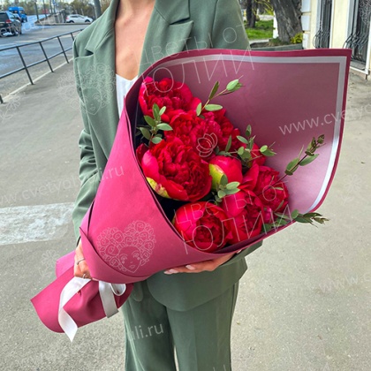 Букет из 11 пионов с эвкалиптом