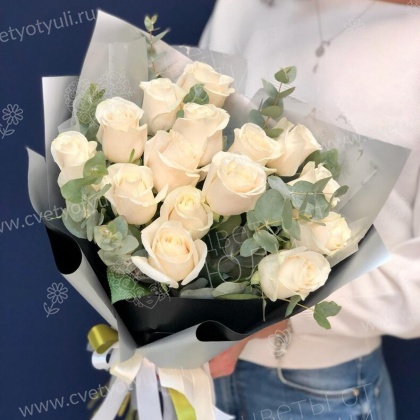 Букет из 15 белых роз 50 см с зеленью