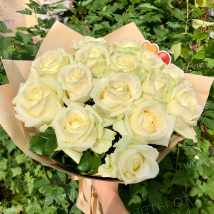 Букет из 15 белых роз 50 см