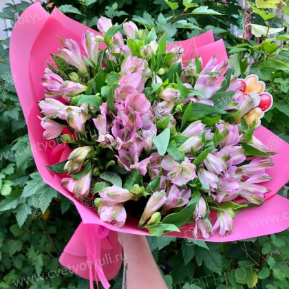 Букет из 15 розовых альстромерий