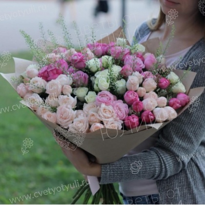 Букет из 17 кустовых роз Лака