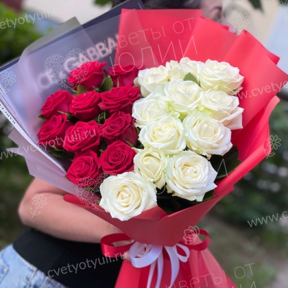Букет из 21 красно-белой розы