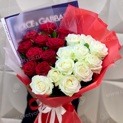 Букет из 21 красно-белой розы