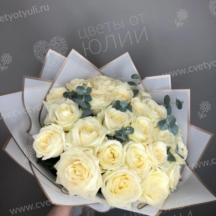 Букет из 25 белых роз 50 см с зеленью