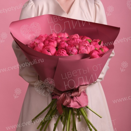 Букет из 25 коралловых пионов