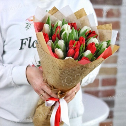 Букет из 25 красно-белых тюльпанов