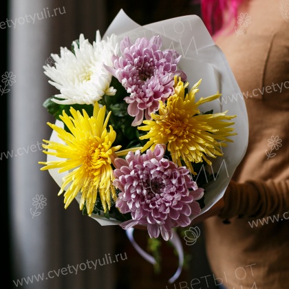 Букет из 5 игольчатых хризантем