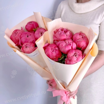 Букет из 5 коралловых пионов