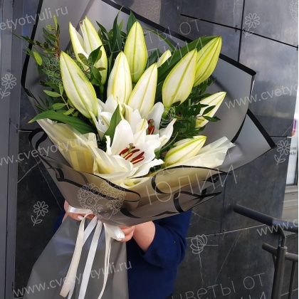 Букет из 5 лилий с зеленью