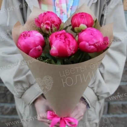 Букет из 5 пионов