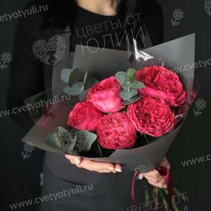 Букет из 5 пионовидных роз с зеленью