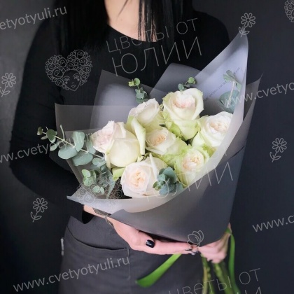 Букет из 7 белых роз 60 см с эвкалиптом