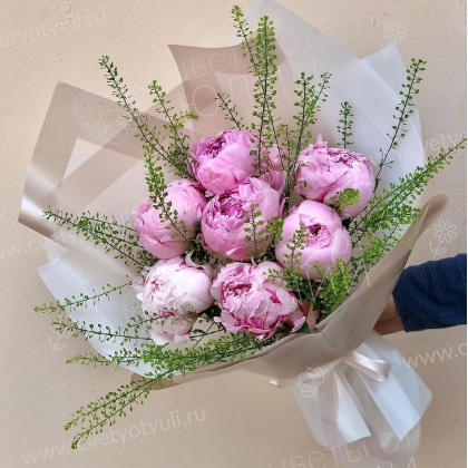 Букет из 7 пионов в зеленью