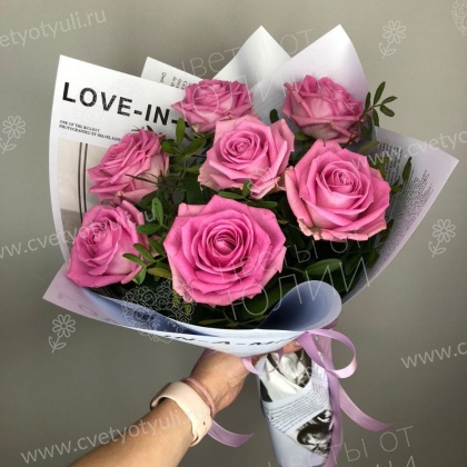 Букет из 7 розовых роз 40 см с зеленью