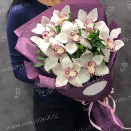 Букет из 9 орхидей с зеленью
