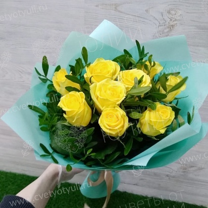 Букет из 9 роз желтых с зеленью 50 см