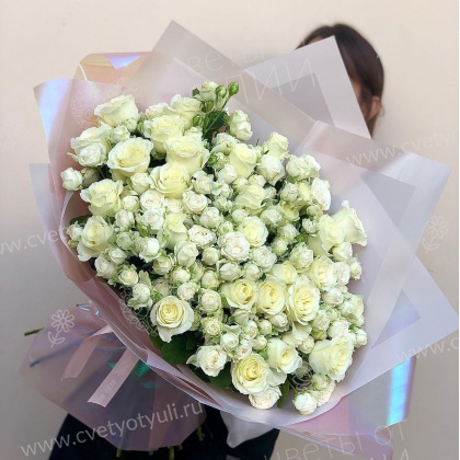 Букет из белых кустовых роз Ландыш