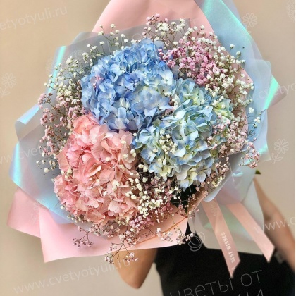 Букет из гортензий и гипсофил Мирра